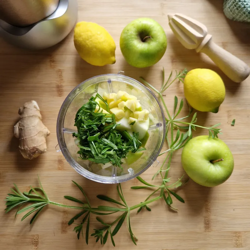 Cleavers apple and ginger juice preparation