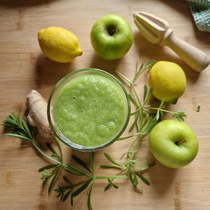 Cleavers apple and ginger juice