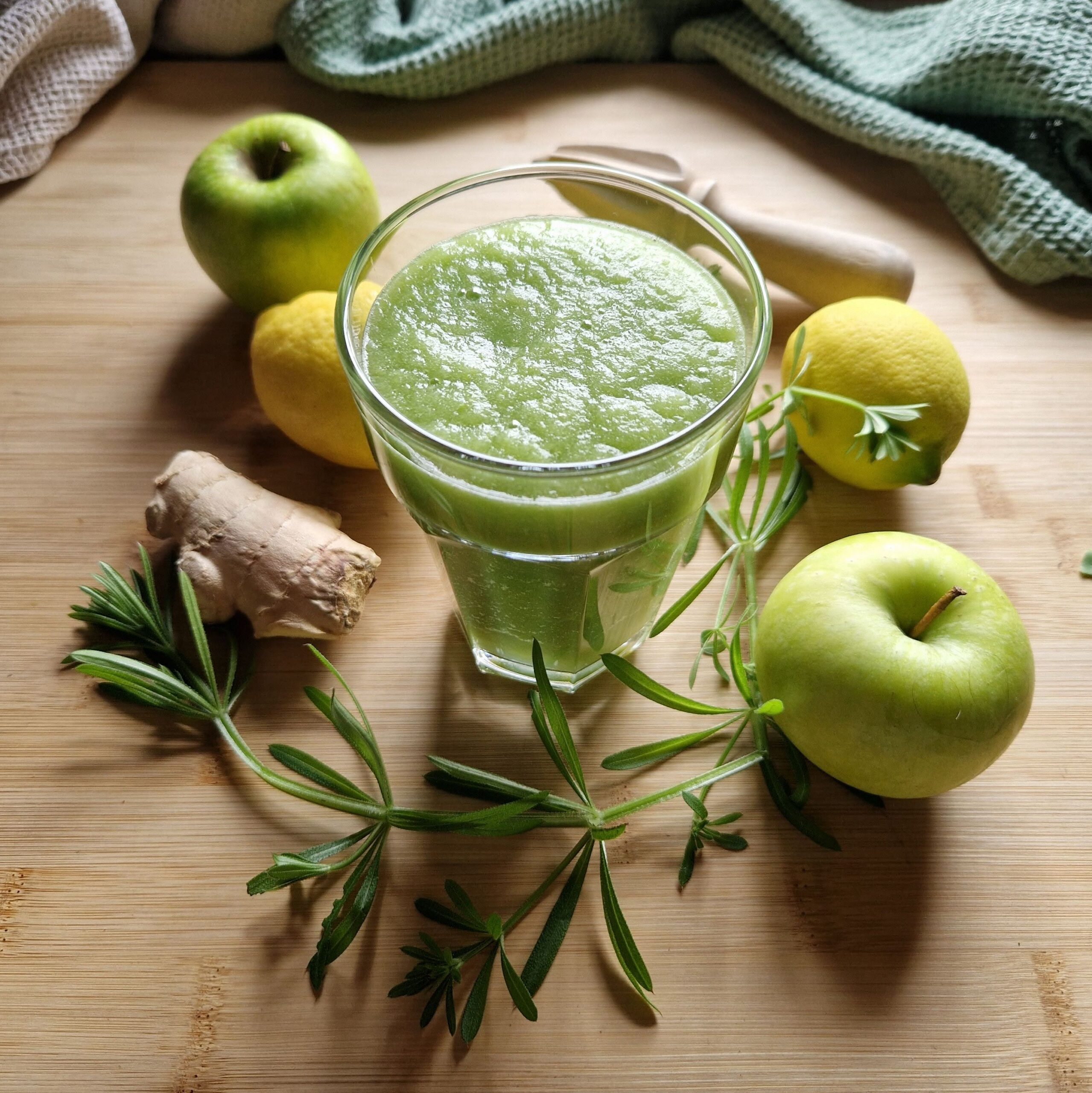 Cleavers apple and ginger smoothie